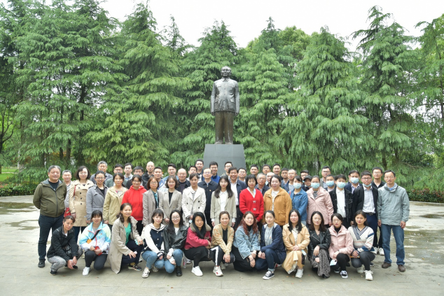 中欧官方端网站登录入口组织全体员工参观小平小道