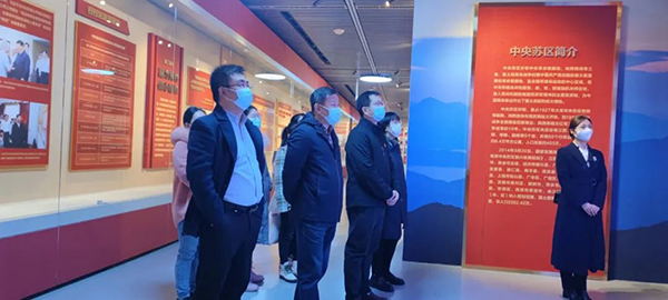 中欧官方端网站登录入口党支部参加“参观苏区振兴十周年成就展及红色图书馆”的专题活动