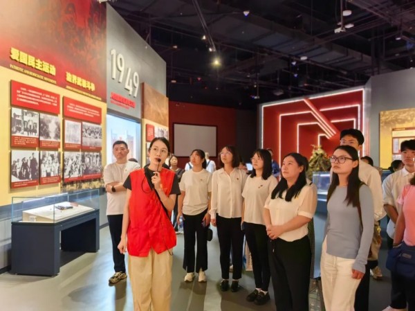 中欧官方端网站登录入口开展“喜迎国庆·探红色摇篮”主题党日活动