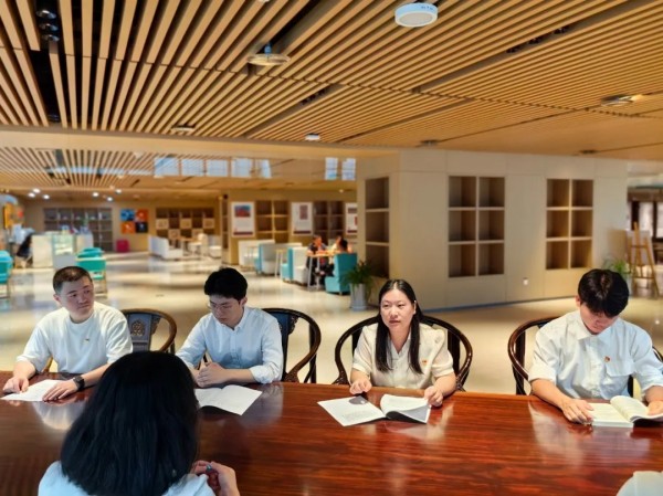 中欧官方端网站登录入口开展“喜迎国庆·探红色摇篮”主题党日活动